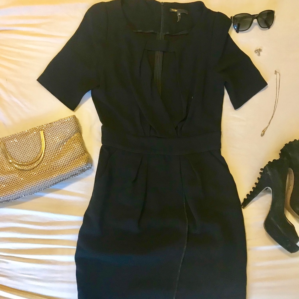 Perfect v-neck little black dress with pockets!